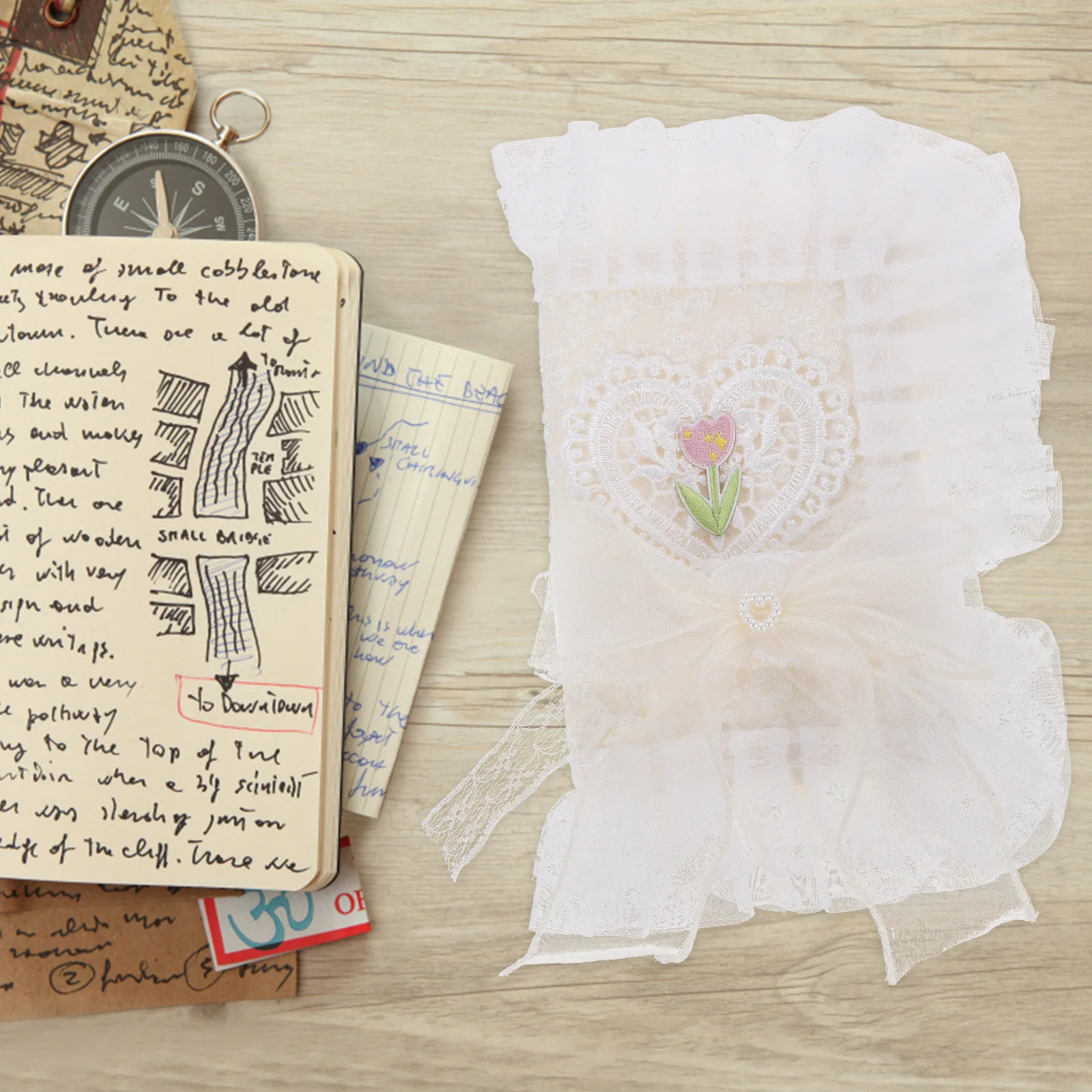 Обложка книги с белыми кружевными цветами - Фотография_3