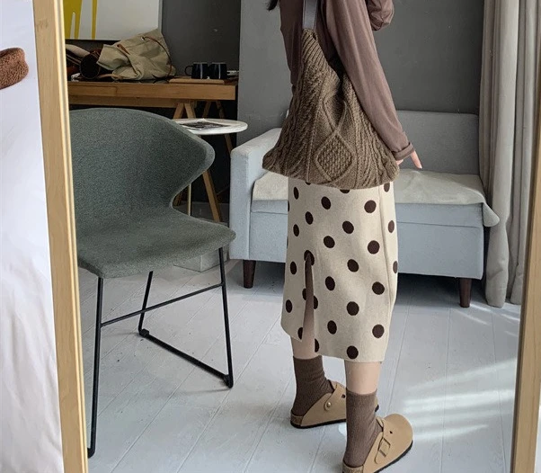 Модная женская трикотажная юбка-миди в горошек - Фотография_4