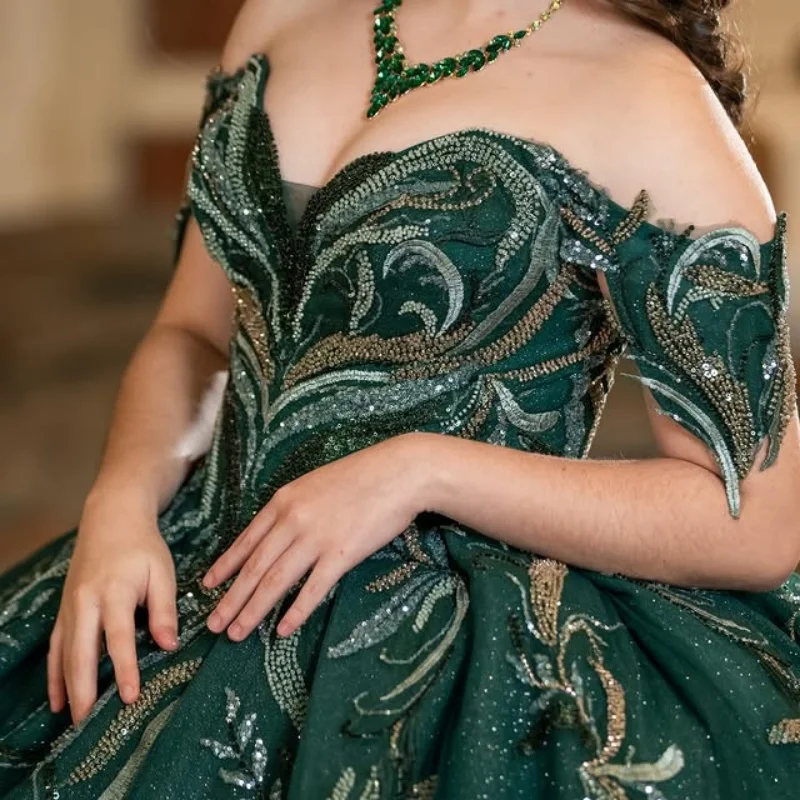 Блестящее темно-зеленое платье quinceanera с открытыми плечами