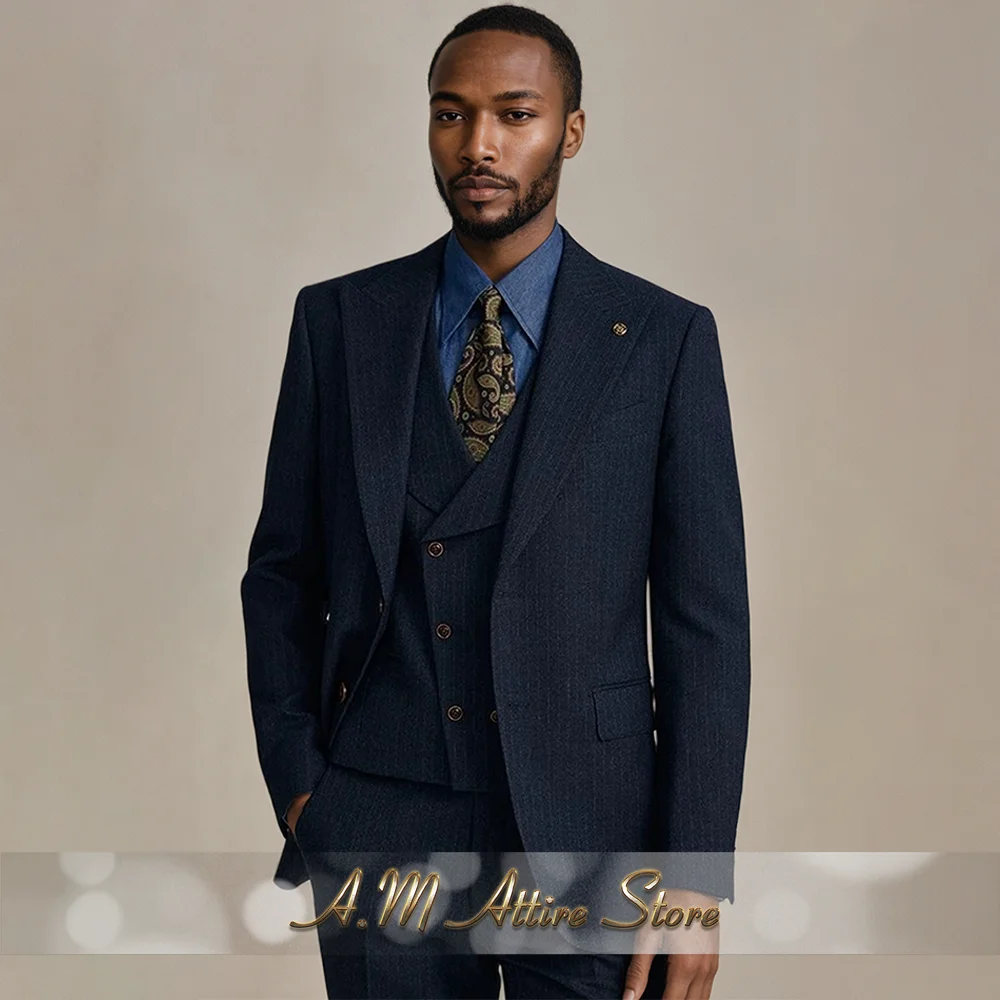 Темно-синий мужской костюм