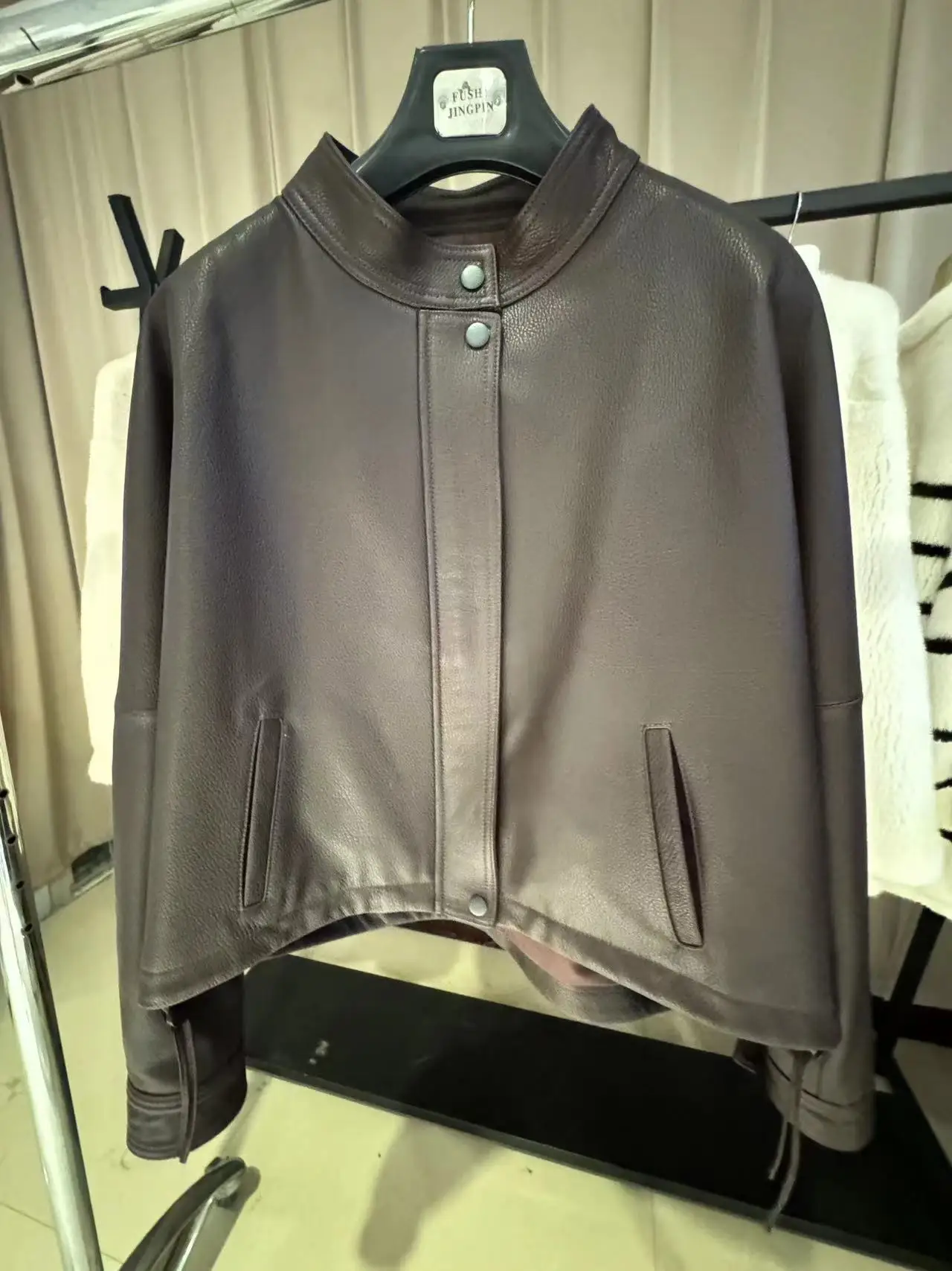 Женское короткое пальто из натуральной овечьей кожи - Фотография_3