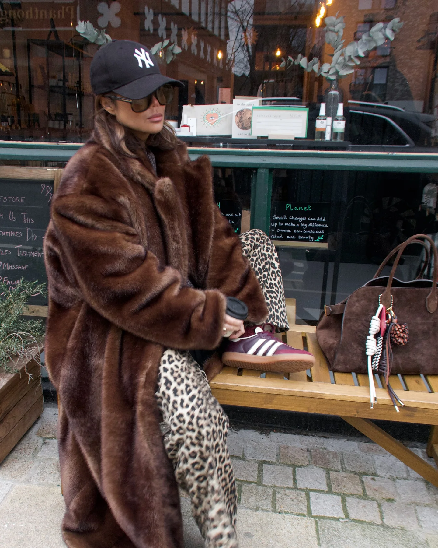 Темно-коричневое длинное пальто из искусственного меха - Фотография_3