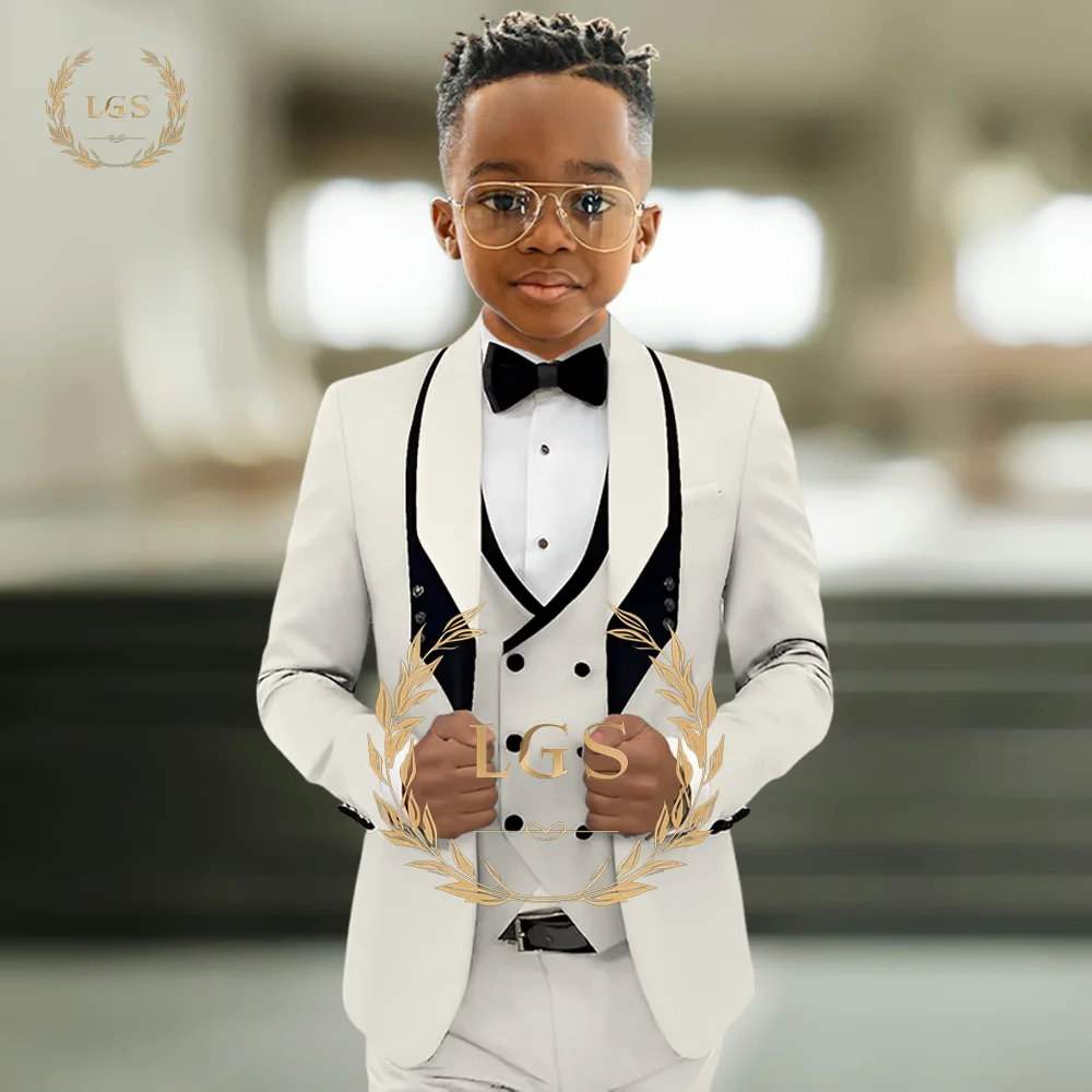 Бежевый костюм из трех предметов для мальчиков - Фотография_2