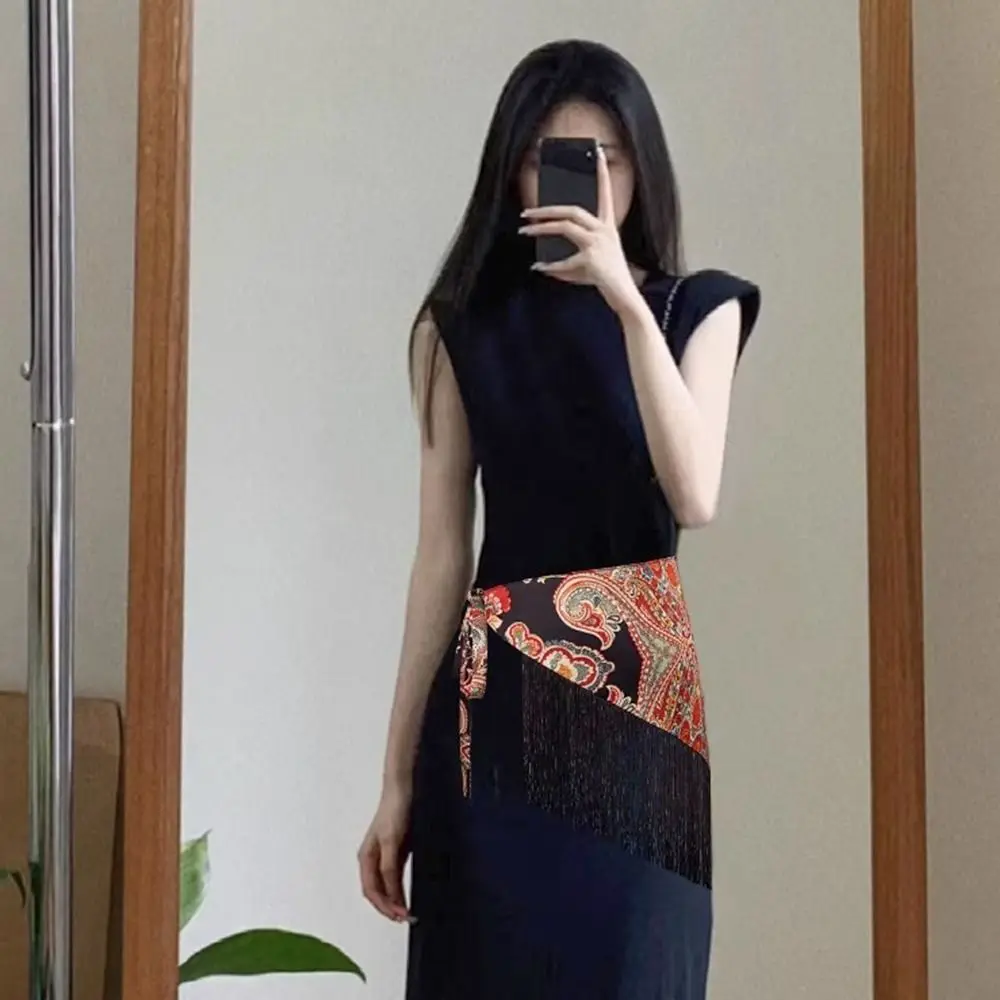 Этнический треугольный пояс с кисточками и цветочным принтом - Фотография_3