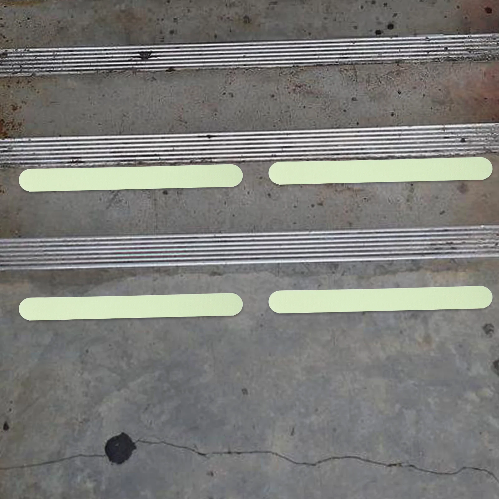 Нескользящие проступицы для лестницы