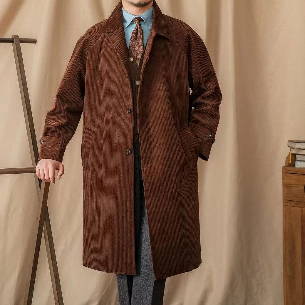 Мужское темно-коричневое вельветовое пальто средней длины в полоску
