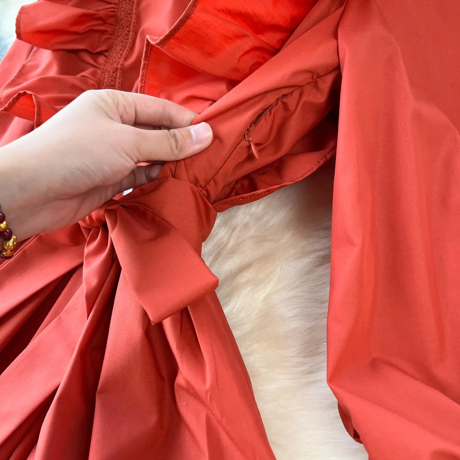 Женское модельное мини-платье - Фотография_6