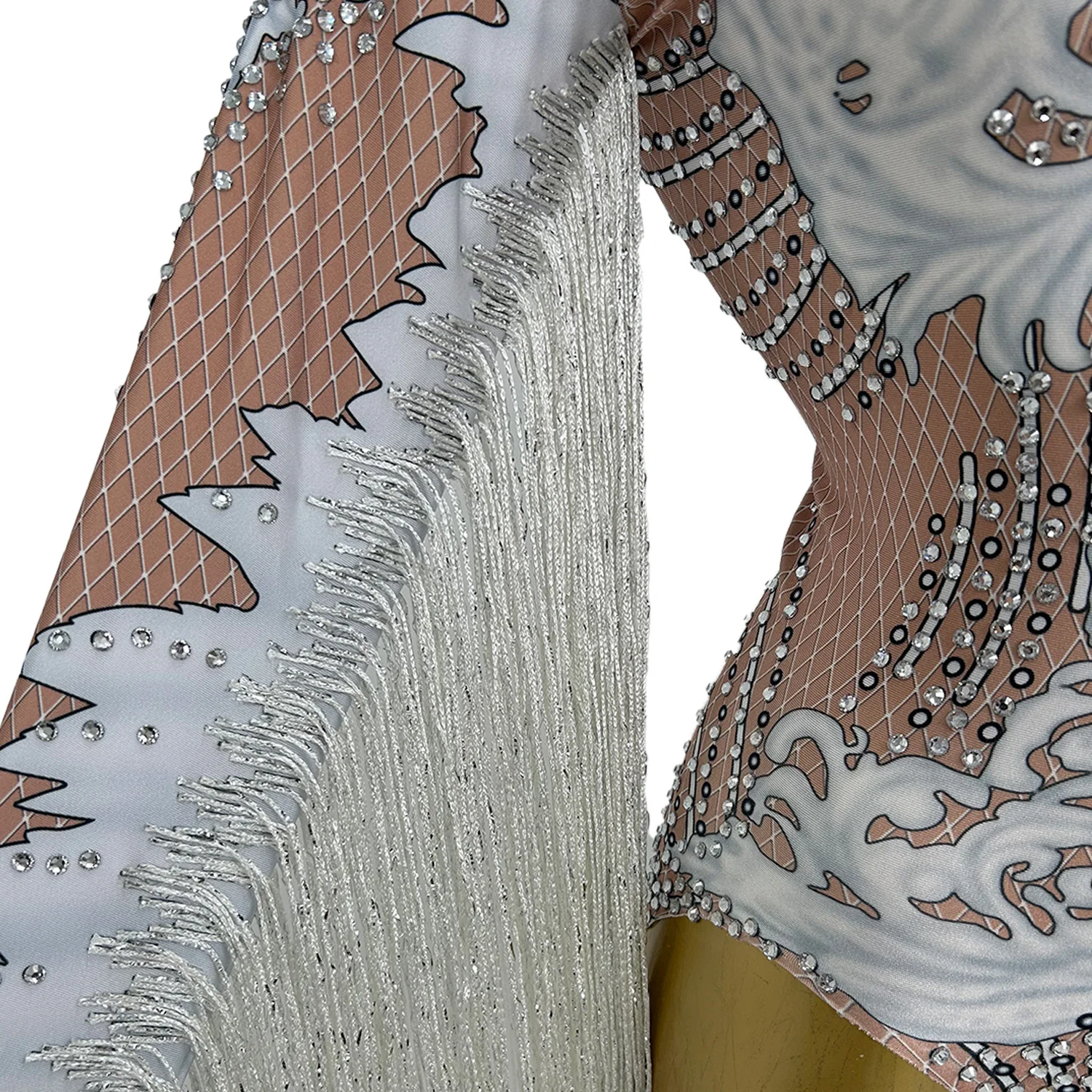 Боди с блестящими стразами и бахромой - Фотография_6