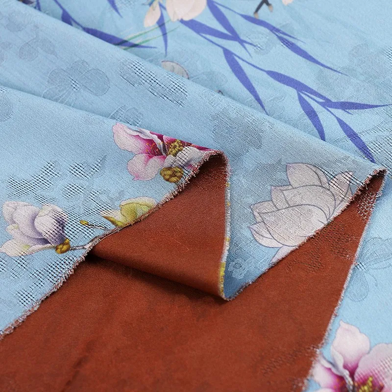 Красное марлевое платье cheongsam с цветочным принтом лилии - Фотография_2