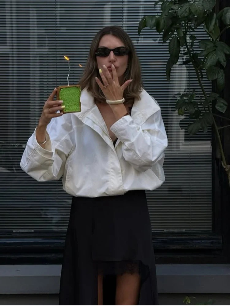 Повседневная закрытая однотонная куртка с завязками на талии