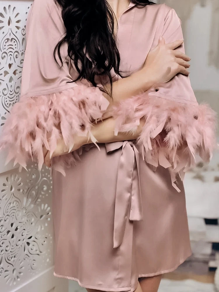 Халат с белыми перьями и мехом - Фотография_6