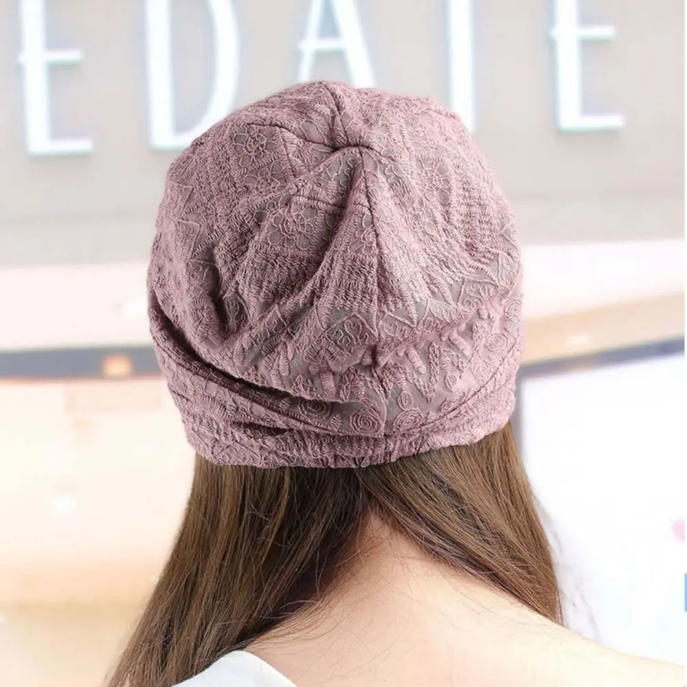 Шапка-бини с вышивкой и цветком - Фотография_3