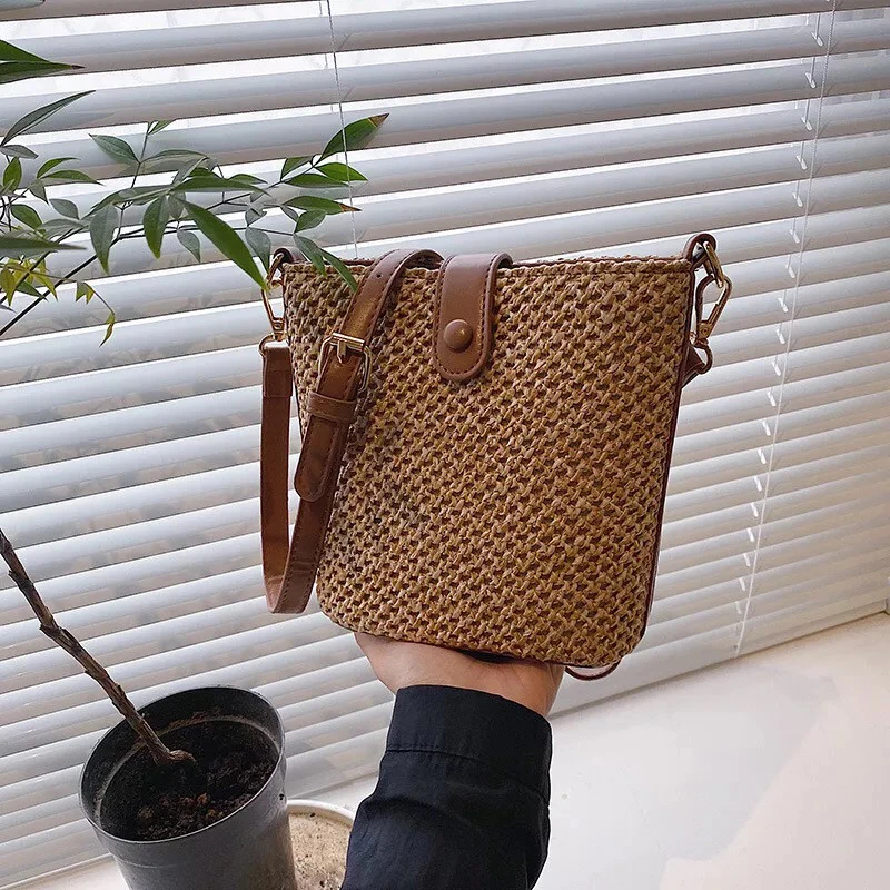 Женская маленькая плетеная сумка на плечо - Фотография_4