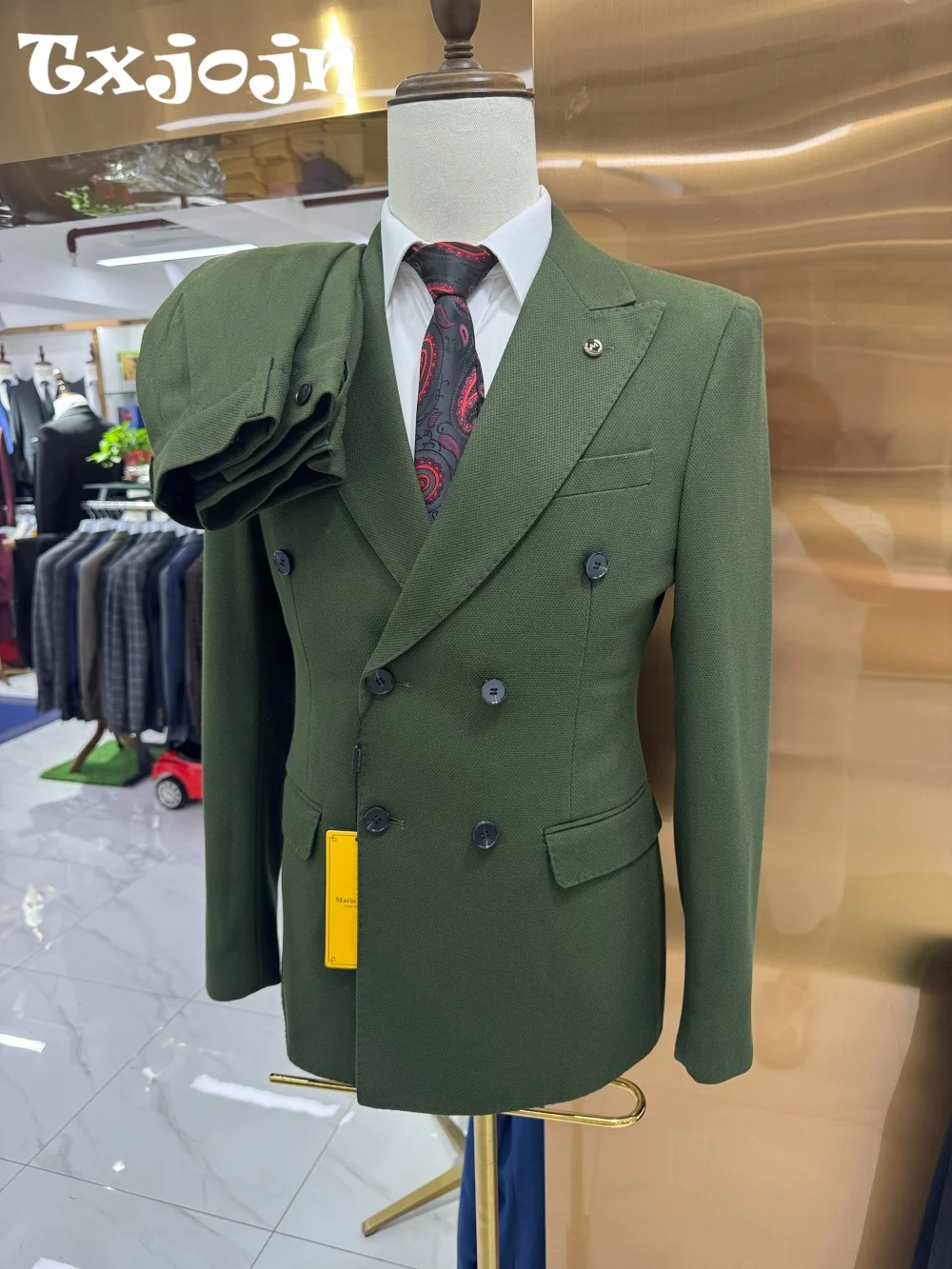 Классический двубортный мужской костюм - Фотография_2