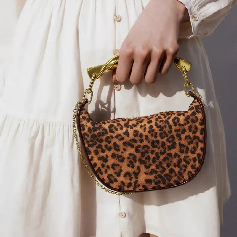 Брендовая тканая сумка с золотой ручкой - Фотография_5