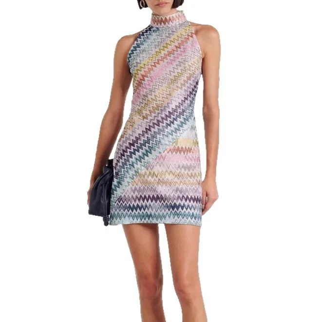 Мини-платья без рукавов с волнистыми полосками - Фотография_4