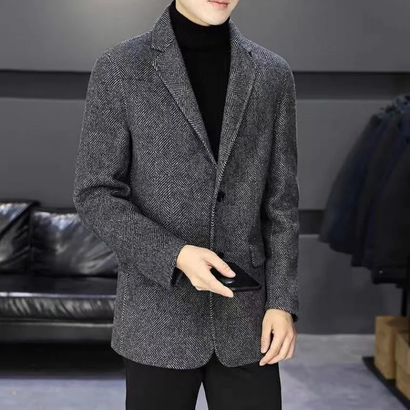 Простое мужское пальто с коротким узором «елочка» - Фотография_4