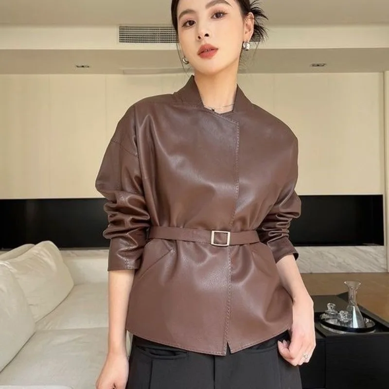 Женская кожаная куртка на весну и осень с поясом - Фотография_2