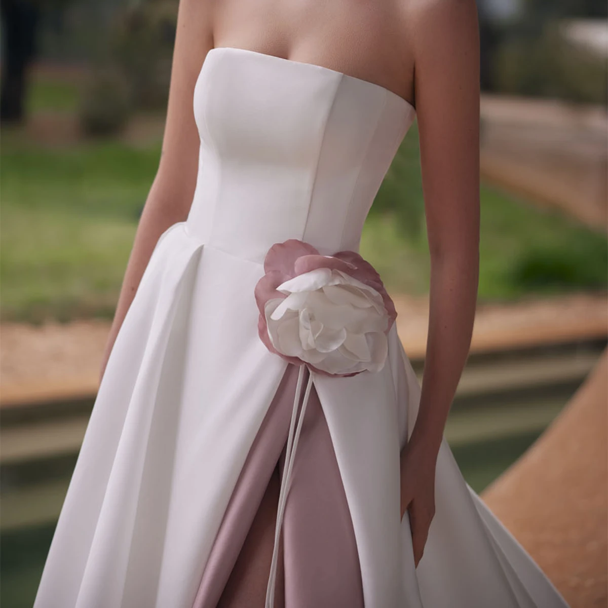 Элегантное атласное свадебное платье без бретелек для женщин - Фотография_4