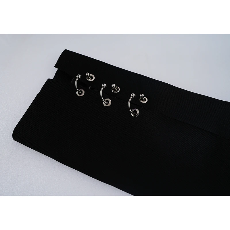 Женский укороченный блейзер в стиле панк-готика с металлической цепочкой - Фотография_5