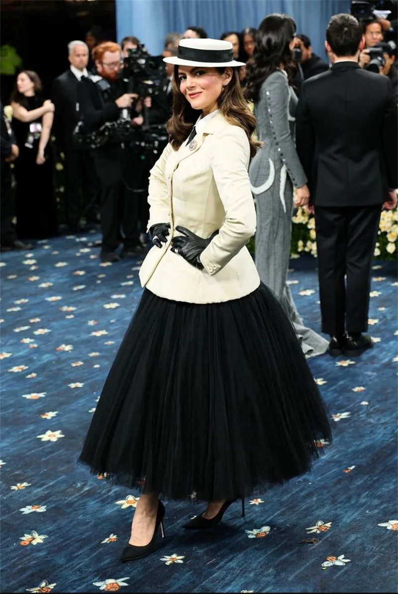 Белые женские офисные костюмы - Фотография_3