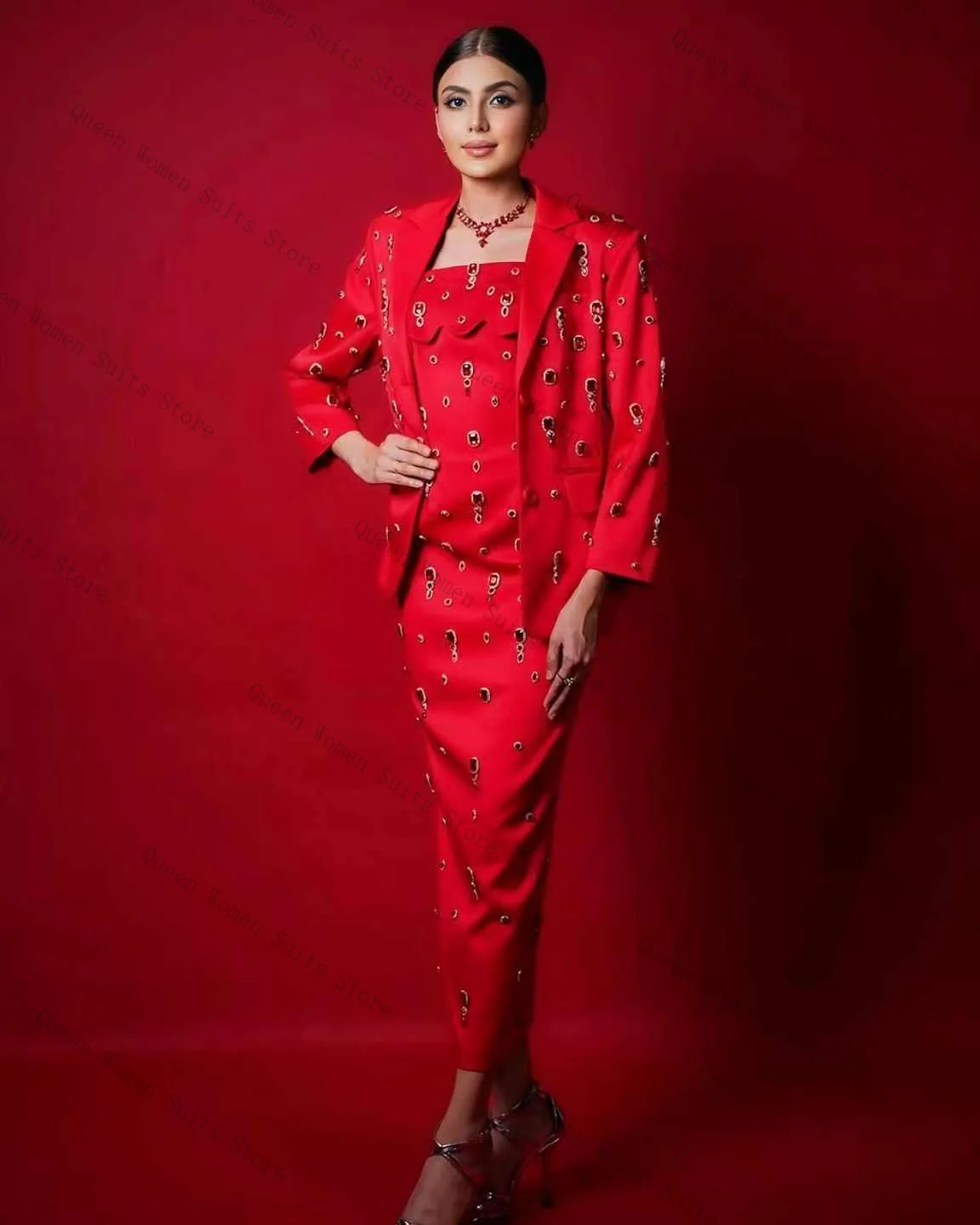 Роскошный женский костюм с красными кристаллами - Фотография_2