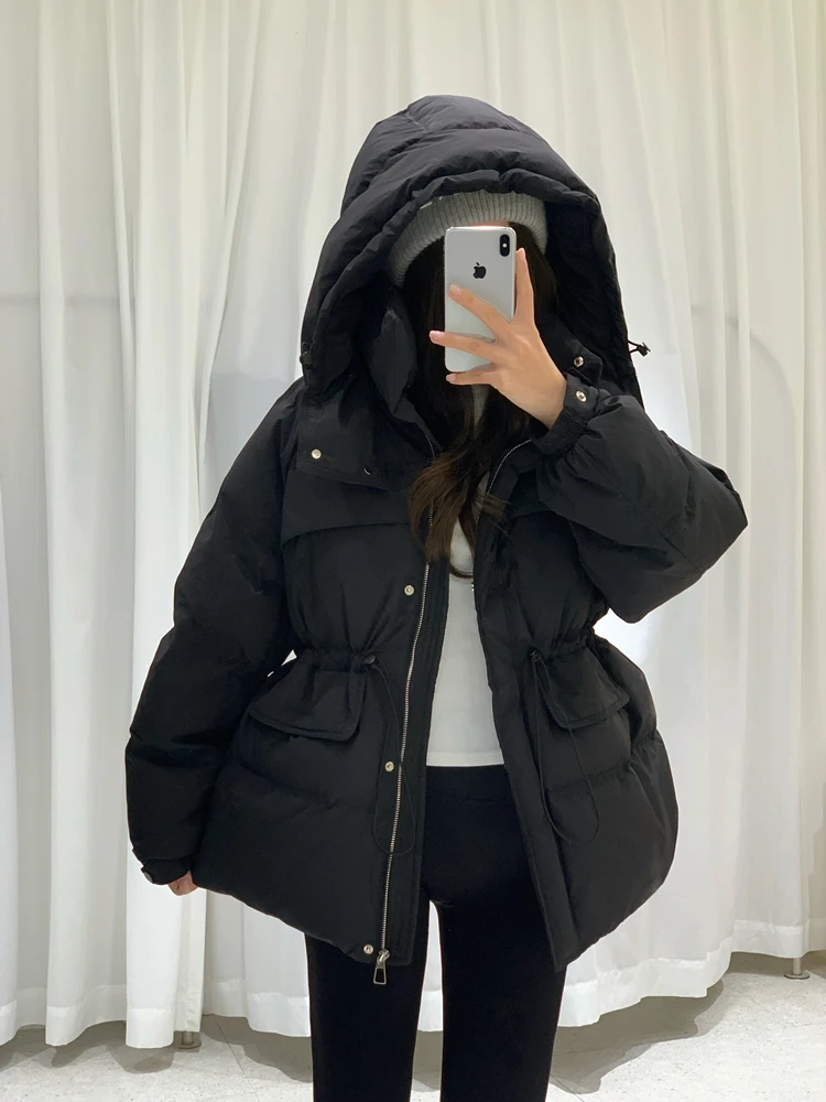 Женский пуховик с высокой талией и капюшоном - Фотография_3