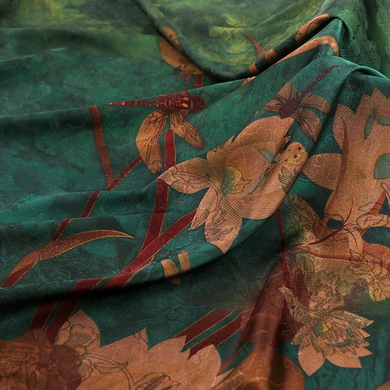 Красное платье cheongsam из марлевой ткани с цветочным принтом - Фотография_4