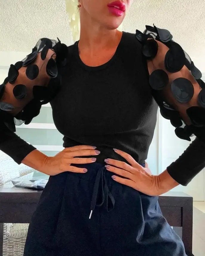 Трикотажная рубашка с длинными рукавами и прозрачной цветочной нашивкой - Фотография_2