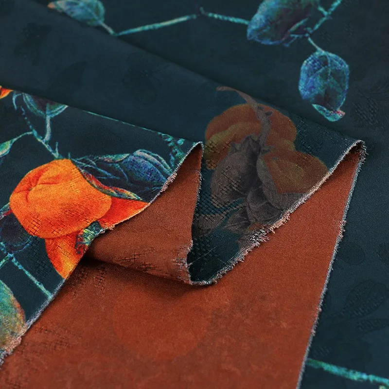 Красное марлевое платье с цветочным принтом - Фотография_2