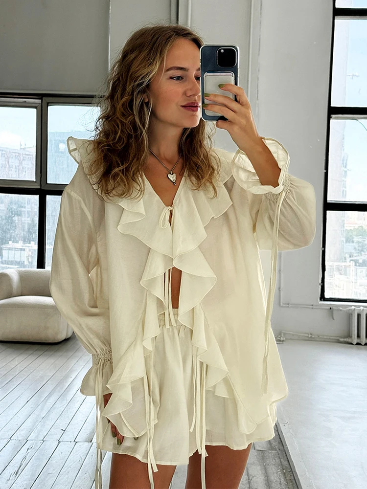 Женская рубашка с рюшами