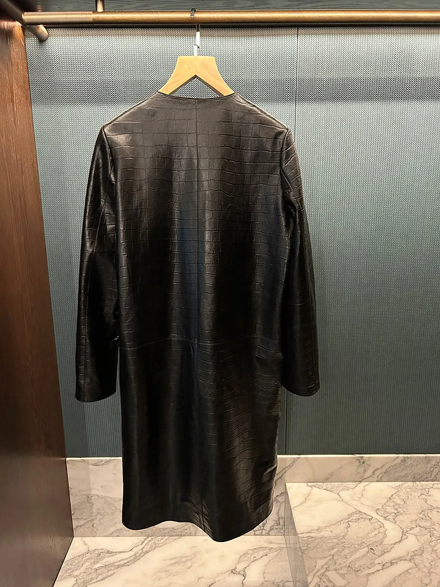 Длинное пальто из овчины с тиснением под крокодила для женщин - Фотография_3